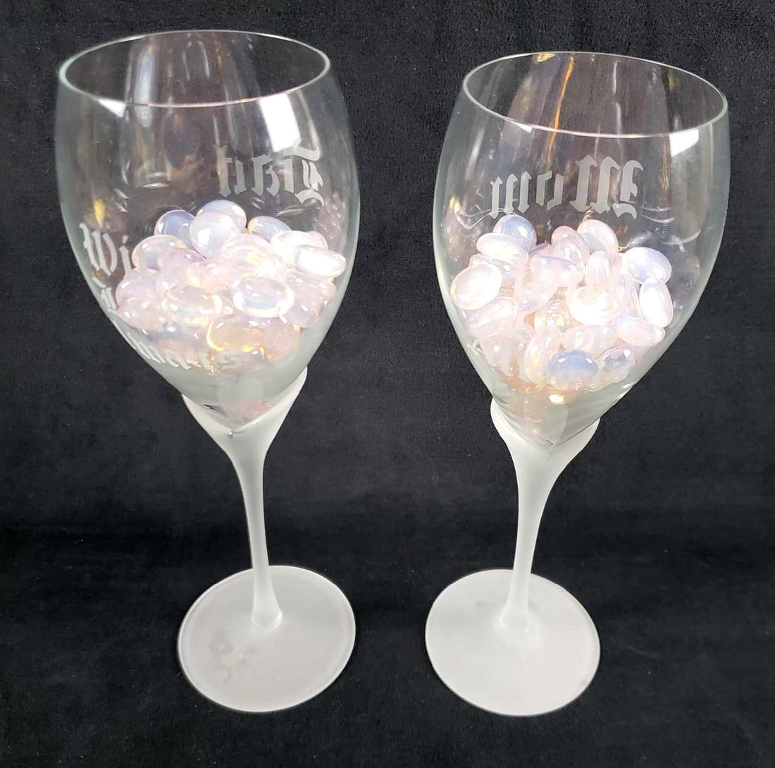 Mom and Dad Customized Wine Glasses: Mom and Dad Customized Wine Glasses. This set of customized Mom and Dad wine glasses is in great used condition. The wine glasses have no known chips, cracks or other imperfections. Both wine glasses