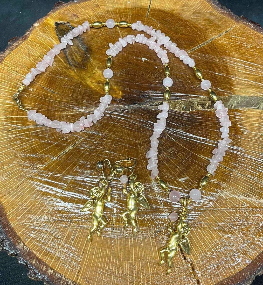Vintage Gold Tone Cherub Angel Pink Rose Quartz Drop Necklace & Clip-On Earrings: This lot contains a Vintage Gold Tone Cherub Angel Pink Rose Quartz Drop Necklace & Clip-On Earrings. The set fits in a small 4" x 4 1/4" plastic bag. Total weight is 2.1oz. Overall the set is in