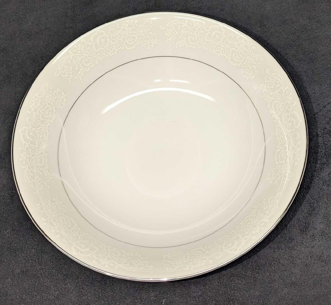 Retired International Juliet 9" Round Vegetable Bowl B: Retired International Juliet 9" Round Vegetable Bowl B. This is approx 9 1/4" x 9 1/4" x 2 1/2" and it weighs 1.23lb. The bowl has no chips or cracks. Please see the images as they are part of the des