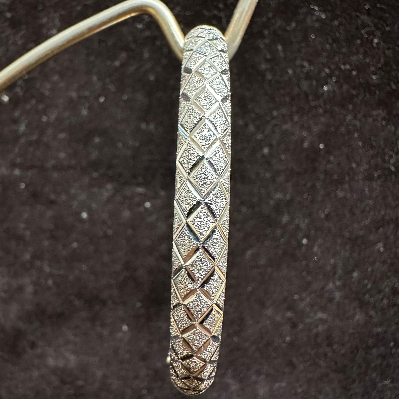 Diamond Cut Quilted Pattern 14K White Gold Bracelet Bangle N72: This item is in good pre-owned, previously used/displayed condition with noticeable light wear and surface scratches. Please reference all photos for full details. This piece of jewelry has been teste