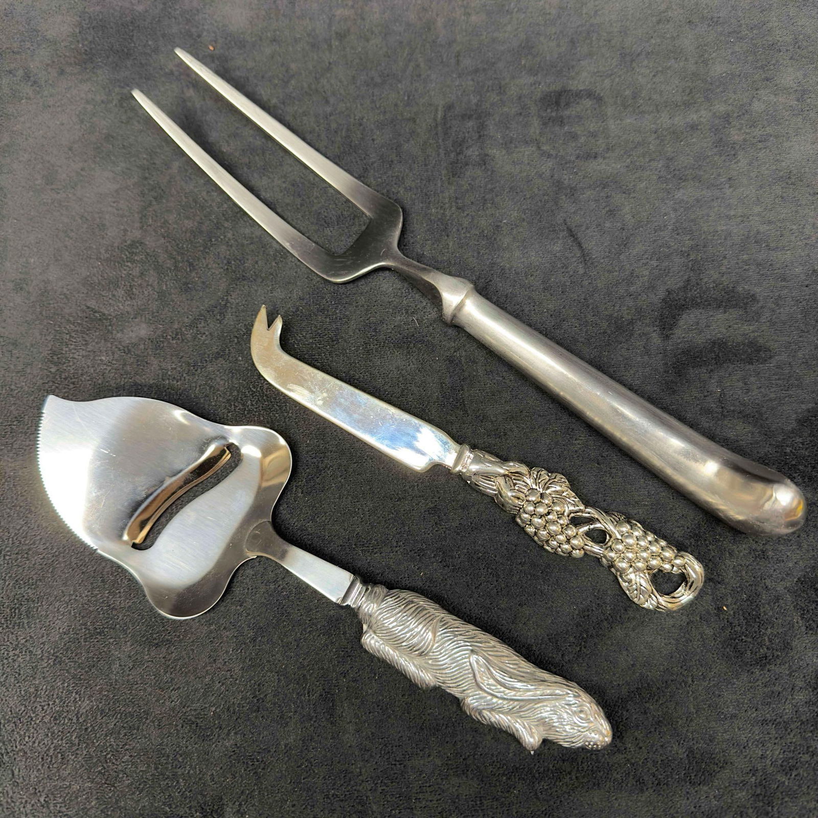 Kitchenware Dinnerware Kitchen Silverware Set Serving Fork Pie Carving Knife Lot of Three: Kitchenware Dinnerware Serving Fork Pie Carving Knife Kitchen Silverware Set. The pie knife is made by Arthur Court, the serving fork is Oxford Hall, and the carving knife has no identifying markings.