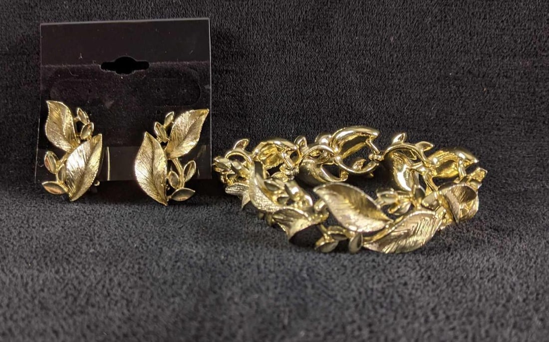 Lisner Jewelry Leaf Design Bracelet and Earrings: Lisner Jewelry Leaf Design Bracelet and Earrings This set is a beautiful light gold color with matching leaf designs on the necklace and earrings. These items from Lisner jewelry are in good condition