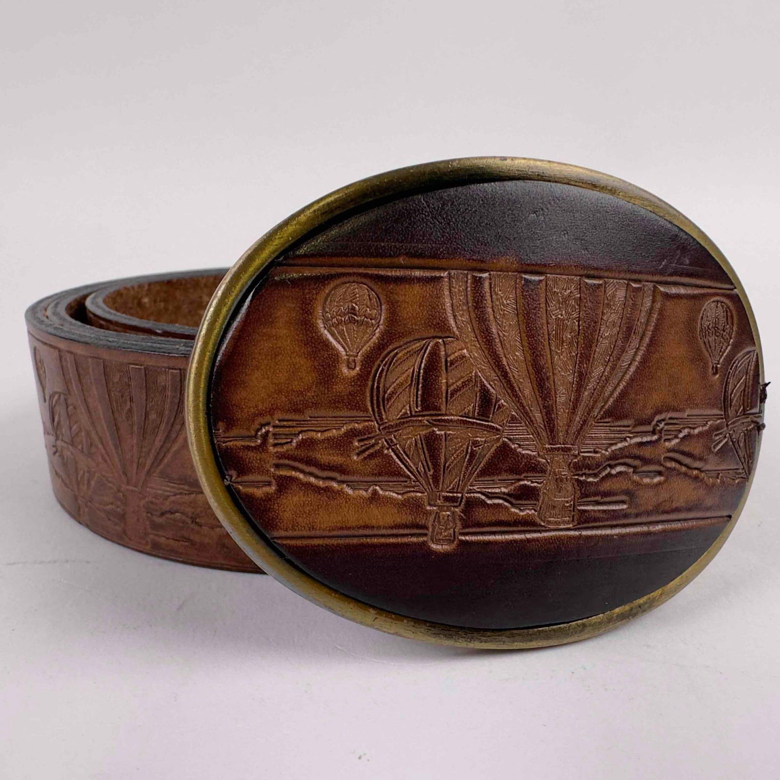 Genuine Leather Hot Air Balloon Metal Belt and Buckle Size 34 Brown Balloons USA: Hot Air Balloon Metal Genuine Leather Belt and Buckle Size 34 Brown Balloons USA. The buckle is a leather and metal design while the belt is a leather design. Brown. This item is in good pre-owned, pr