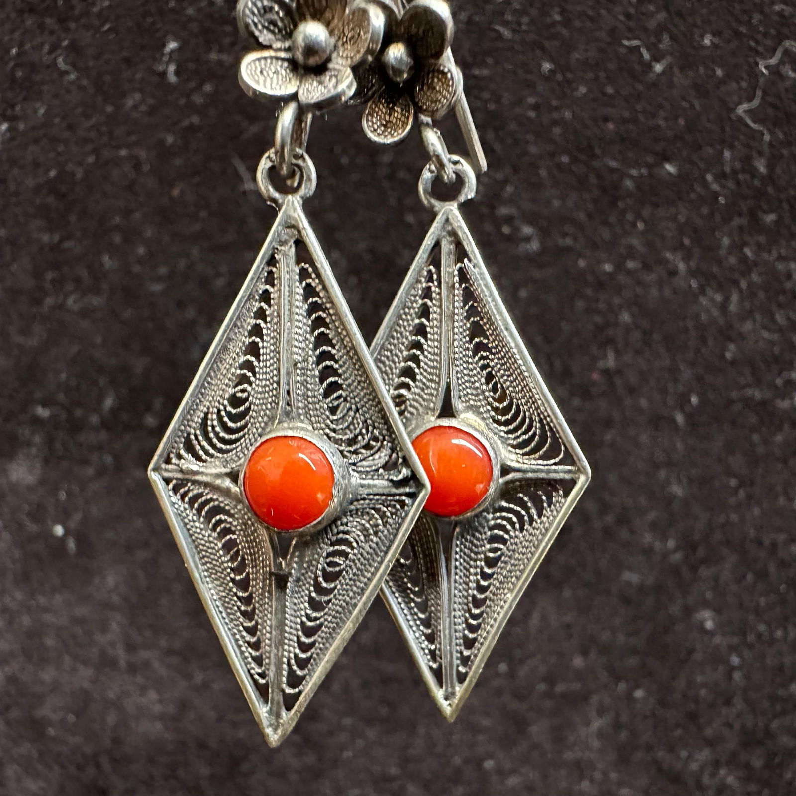 Carnelian Floral Motif 800 Silver Dangle Earrings V33: These items are in good pre-owned, previously used/displayed condition with noticeable light wear and surface scratches. Please reference all photos for full details. These pieces of jewelry have