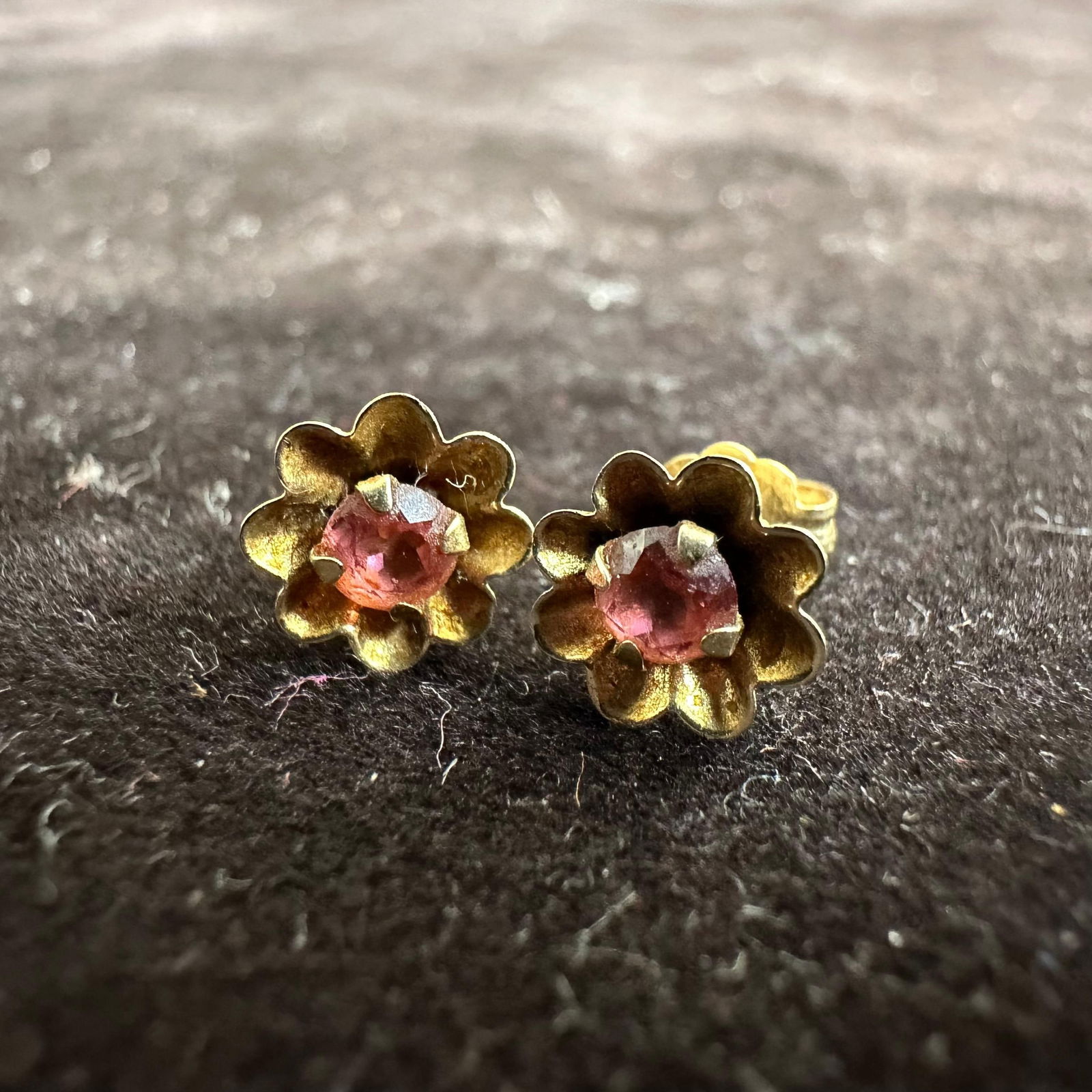 Pink Stone Floral Flower Stud 14K Gold Earrings: This item is in good pre-owned, previously used/displayed condition with noticeable light wear and surface scratches. Please reference all photos for full details. This piece of jewelry has been