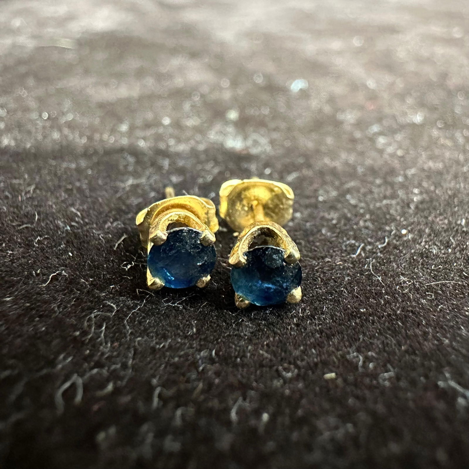 14K Yellow Gold Prong Blue Sapphire Earrings V43: This item is in good pre-owned, previously used/displayed condition with noticeable light wear and surface scratches. Please reference all photos for full details. This piece of jewelry has been teste