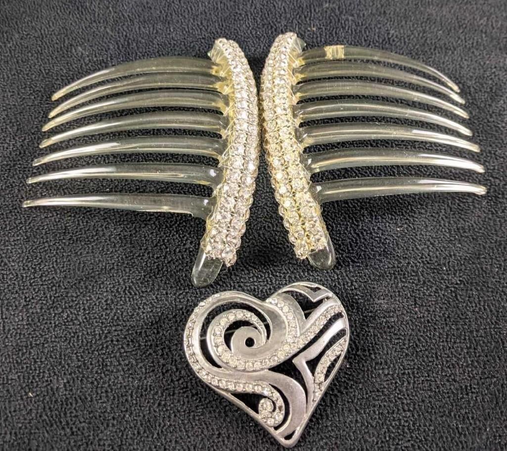 Hair Comb Clip and Broach Set: Hair Comb Clip and Broach Set This is a set of rhinestone hair comb clips that comes with a silver-colored Chico's broach. These come in a small box. The clip has some chips. Box Size: 5 3/4"