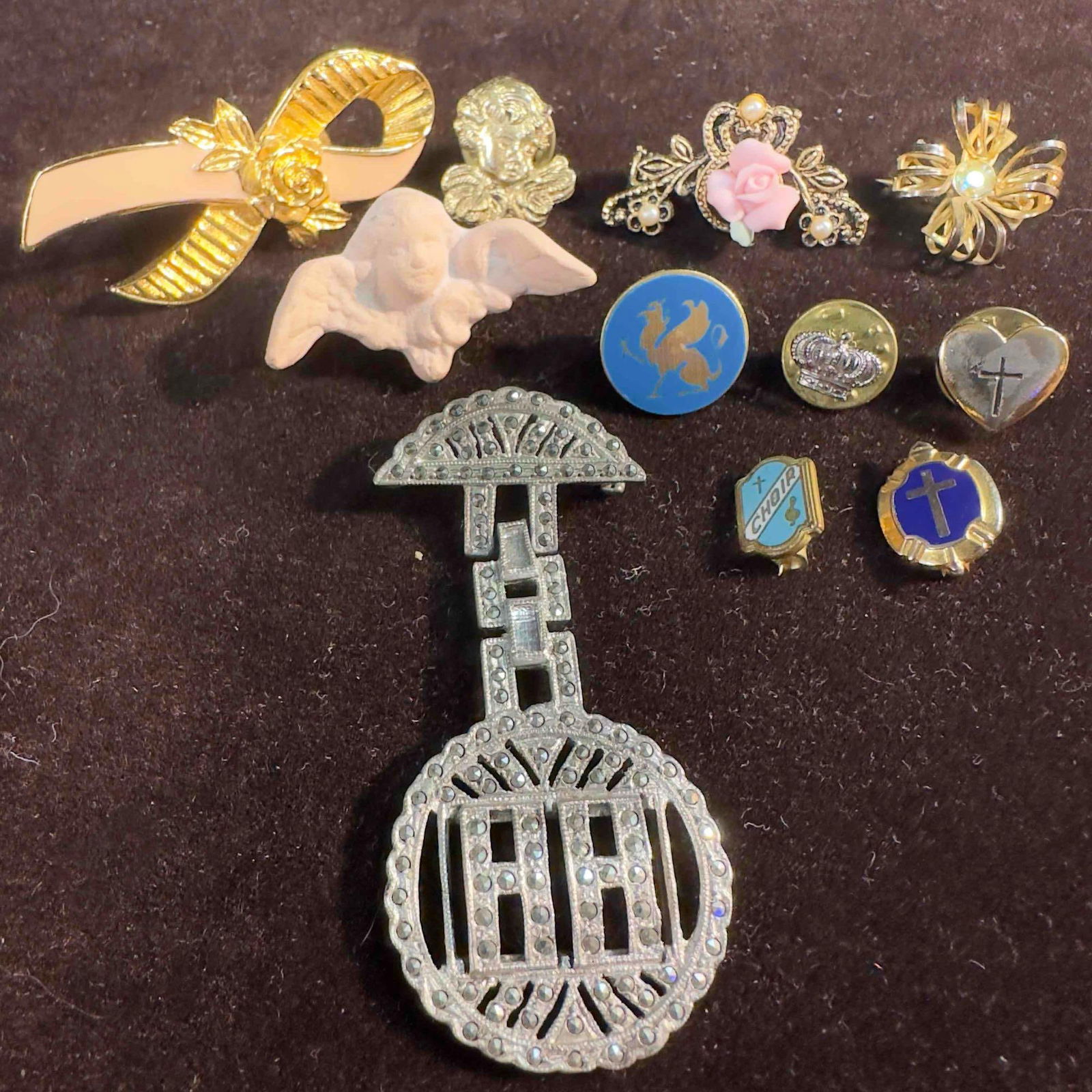 Vintage Brooch and Lapel Pin Collection Set of Eleven Rose Angel Cross: Vintage Brooch and Lapel Pin Collection Set of Eleven Rose Angel Cross. This cute collection features brooches and lapel pins with exquisite detail. The brooches have roses, floral, and angel design.