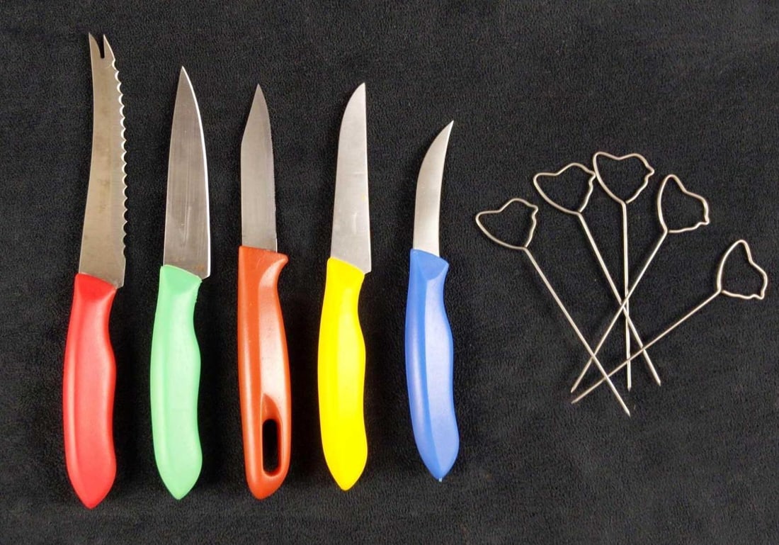 Stainless Steel Knives And D'oeuvres Chicks Picks: This lot includes: (5) Stainless Steel Silverware Knives. From a tomato knife to a utility knife. Each knife has a hard plastic handle of a different color. Knives range from approx 8 1/2" down t