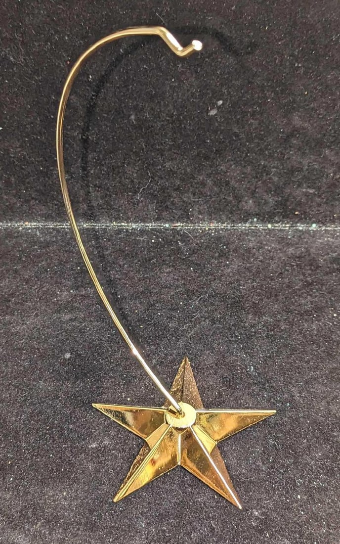 24K Goldplated Dept 56 Metal Ornament Hanger: Display your favorite ornament in style with this Dept 56 Metal Ornament Hanger. The ornament stand features a weighted star base plated with 24K gold. It is designed to hold a single ornament. It