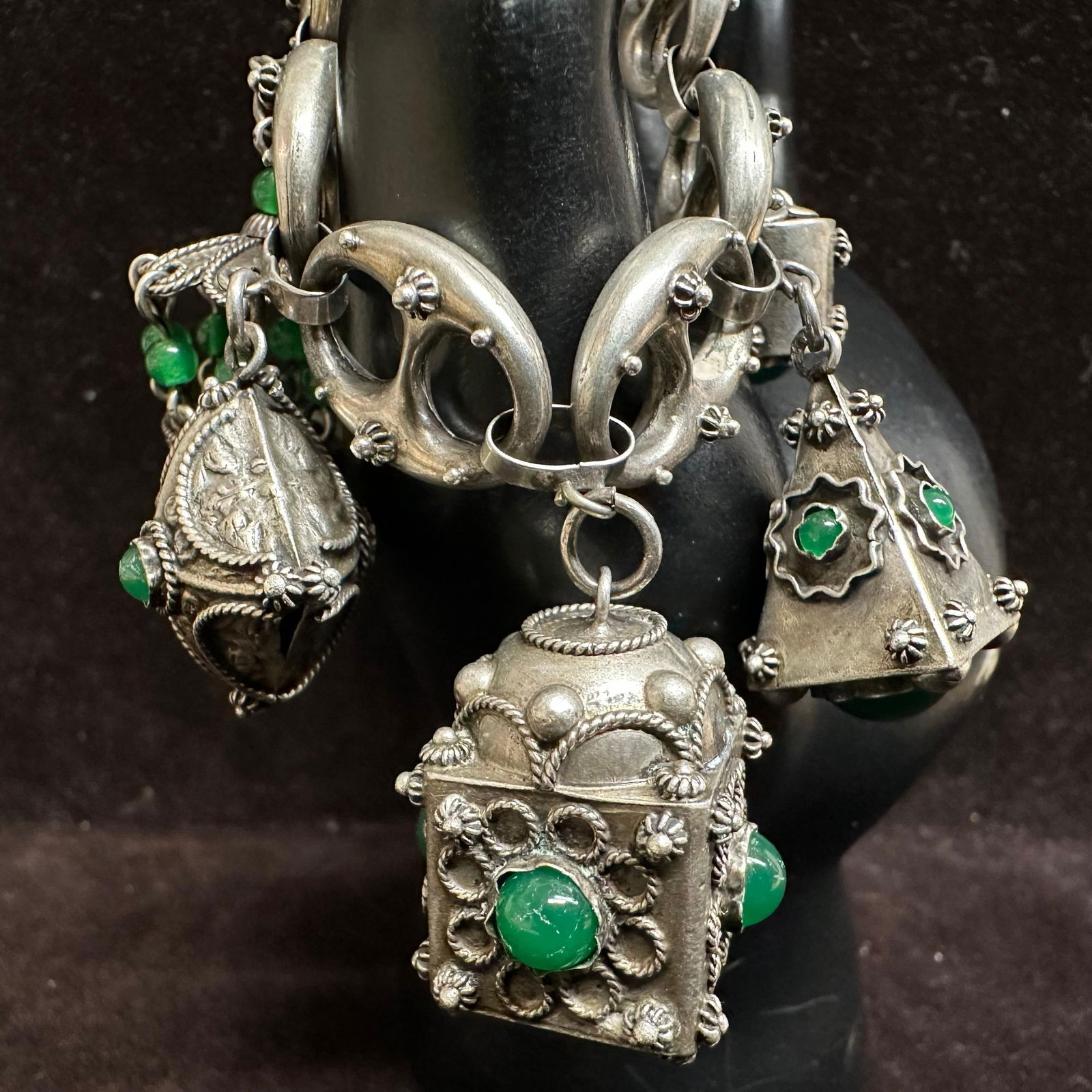 Green Agate Gemstone Accent Charm Puffed Mariner Chain Bracelet L87: This item is in good pre-owned, previously used/displayed condition with noticeable light wear and surface scratches. Please reference all photos for full details. This piece of jewelry has been teste