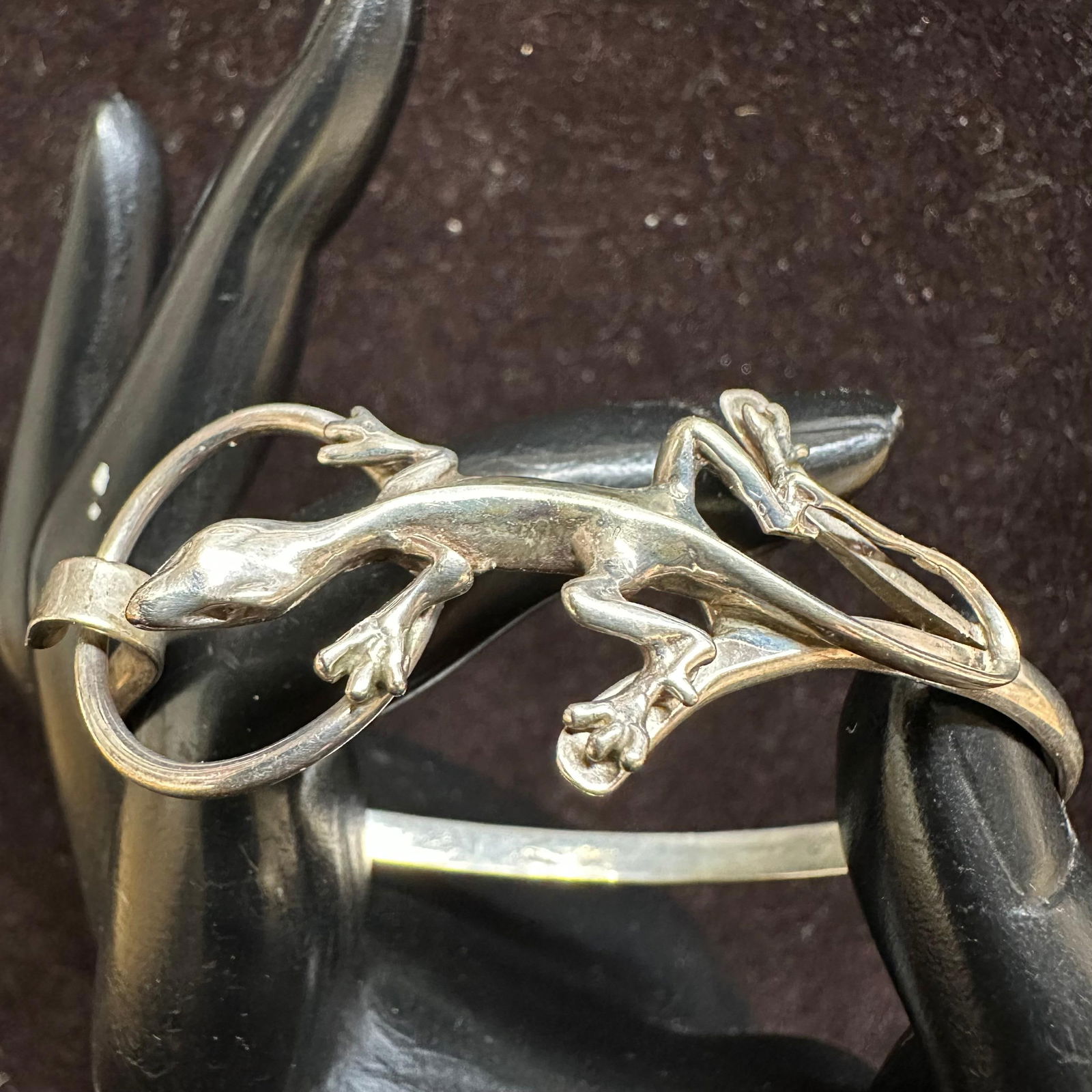 Sonya Sterling Silver Gecko Lizard Bangle Bracelet L35: This item is in good pre-owned, previously used/displayed condition with noticeable light wear and surface scratches. Please reference all photos for full details. This piece of jewelry has been