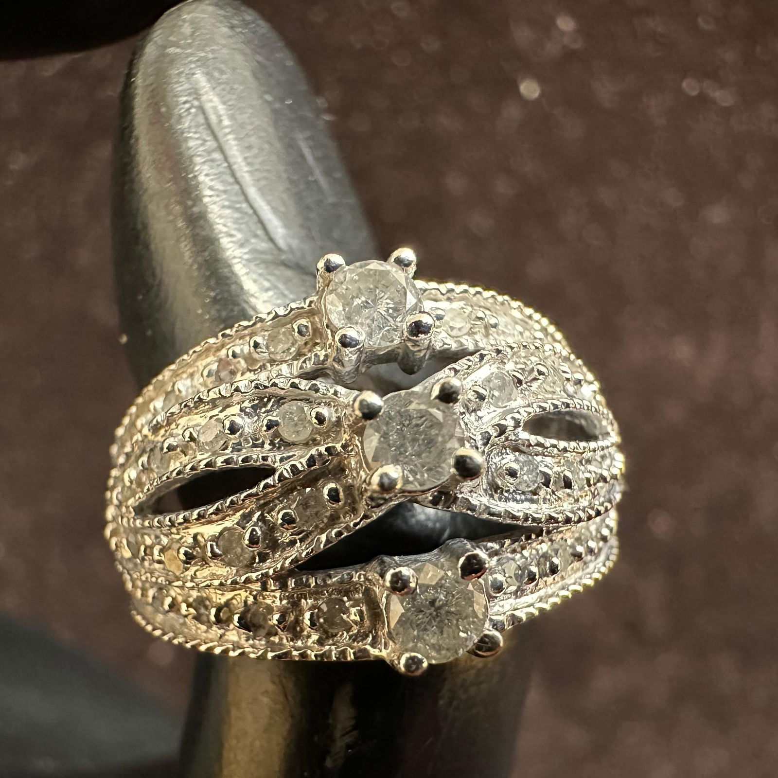10K White Gold Three Stone Diamond Ring Wedding Engagement Style: This item is in good pre-owned, previously used/displayed condition with noticeable light wear and surface scratches. Please reference all photos for full details. This piece of jewelry has been