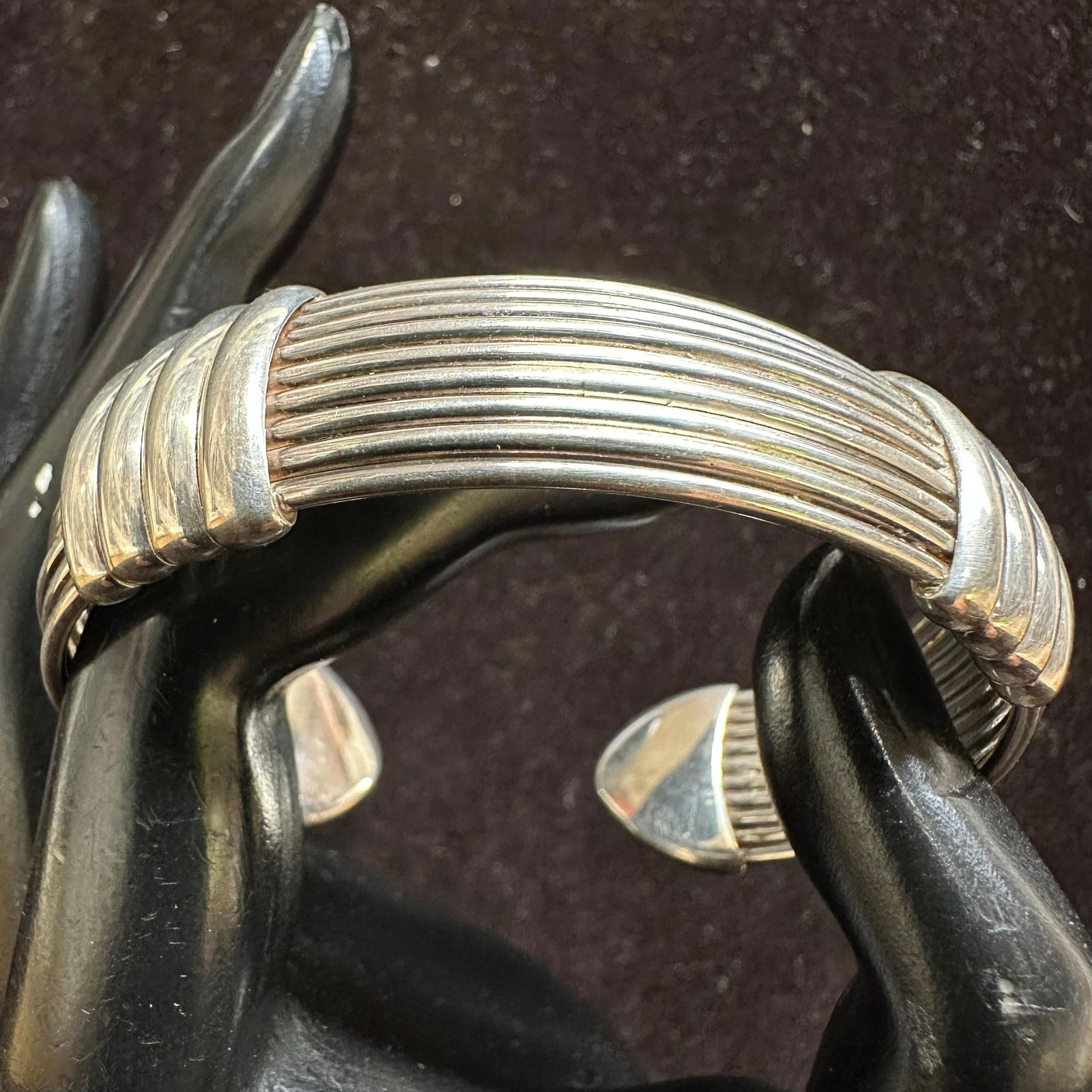 925 GV Sterling Silver Modernist Ribbed Cuff Bracelet L36: This item is in good pre-owned, previously used/displayed condition with noticeable light wear and surface scratches. Please reference all photos for full details. This piece of jewelry has been