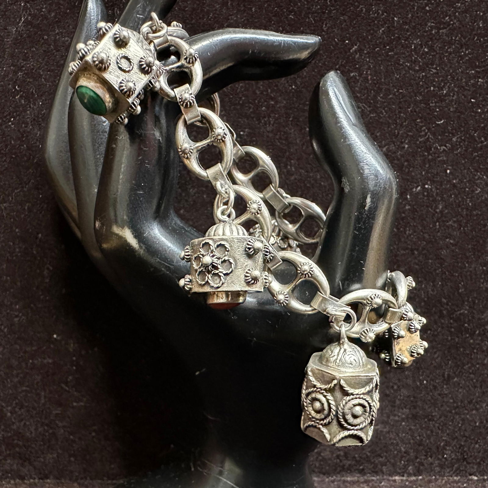 800 Silver Puff Mariner Chain Malachite Onyx Five Charms Q53 Bracelet: This item is in good pre-owned, previously used/displayed condition with noticeable light wear and surface scratches. Please reference all photos for full details. This piece of jewelry has been teste