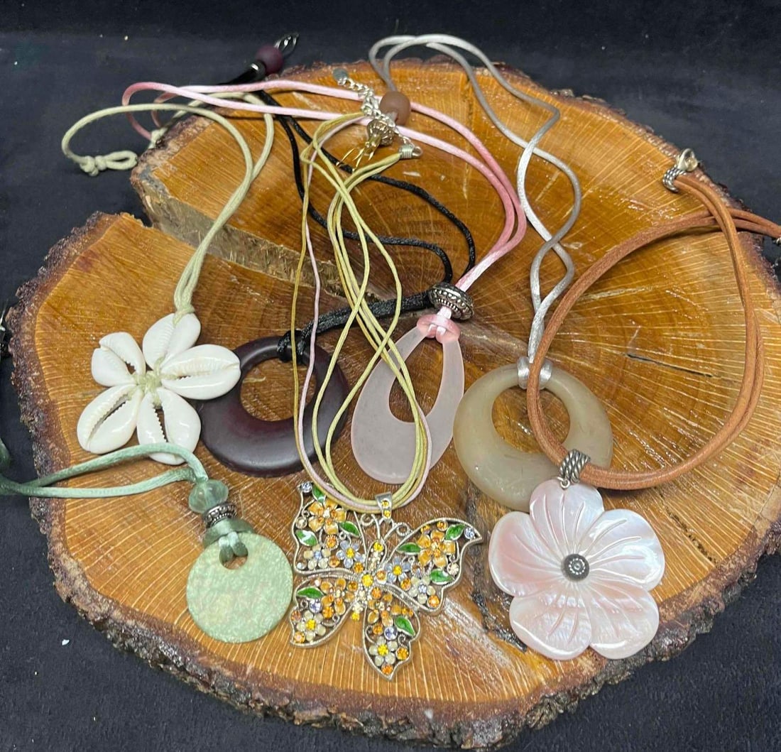 Random Bundle Of String Chain Necklaces: This lot contains a Random Bundle Of String Chain Necklaces. The necklaces fit in a small 7 1/2" x 7" plastic bag. Total weight is 3.8oz. Overall the necklaces are in good used condition with