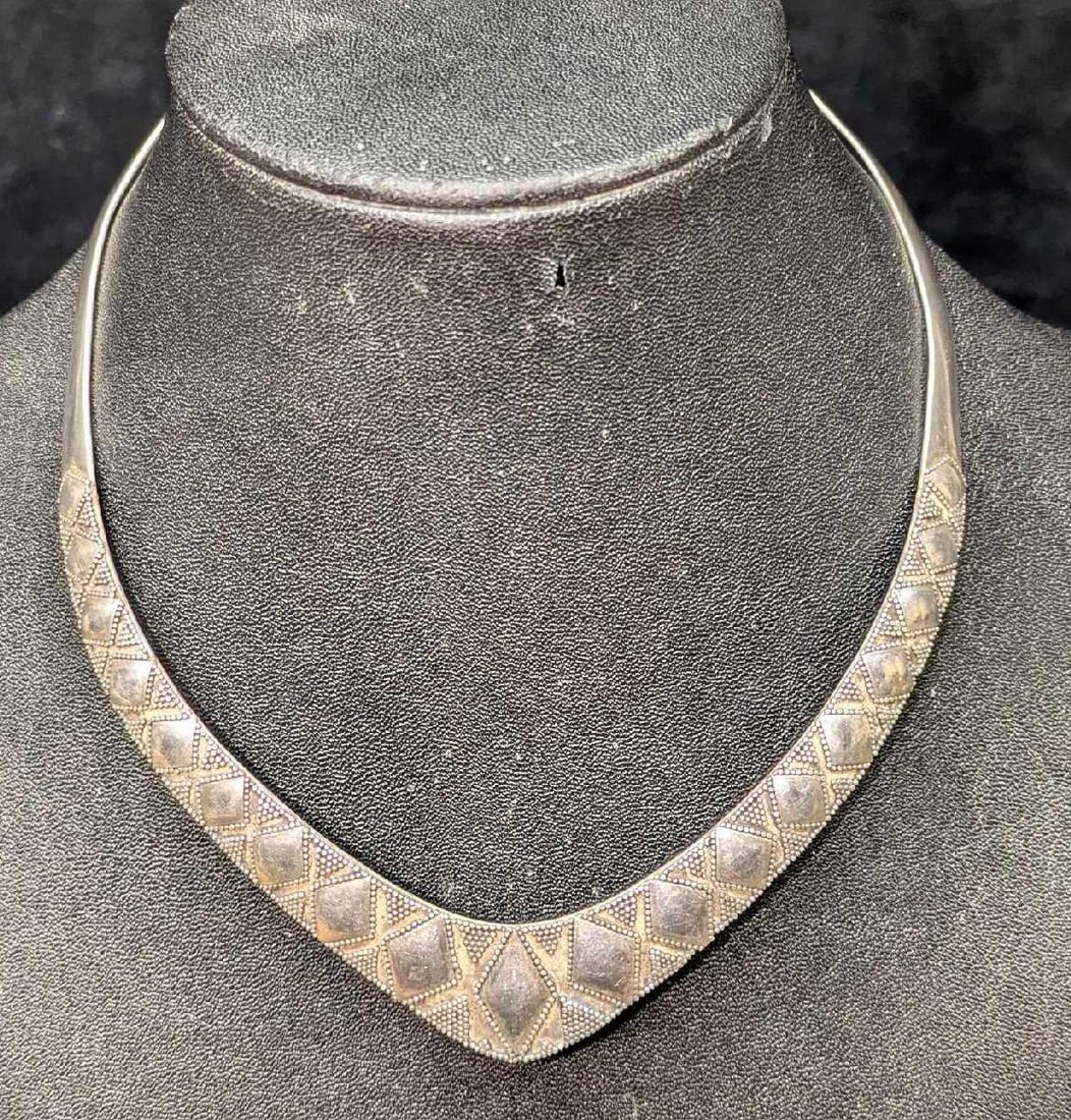 Vintage Curved V Sterling Silver Necklace: Vintage Curved V Sterling Silver Necklace. This fine piece of vintage jewelry has been tested and researched to the best of our knowledge .Please view all pictures as they are part of our description