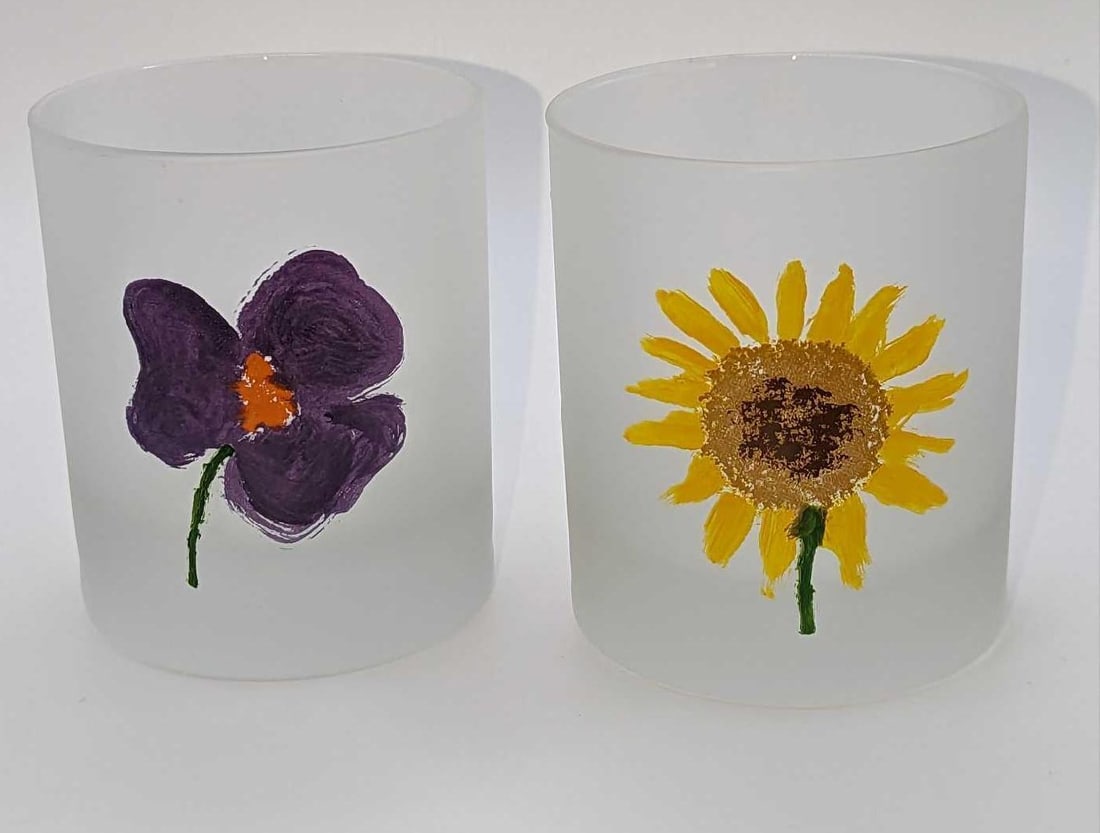 2 Dartington Double Old Fashioned Frosted Flower Glasses A: 2 Dartington Double Old Fashioned Frosted Flower Glasses A. This lot includes two Dartington Double Old Fashioned Frosted Glasses. Each is approx 3" x 3" x 3 5/8". The glasses have no chips