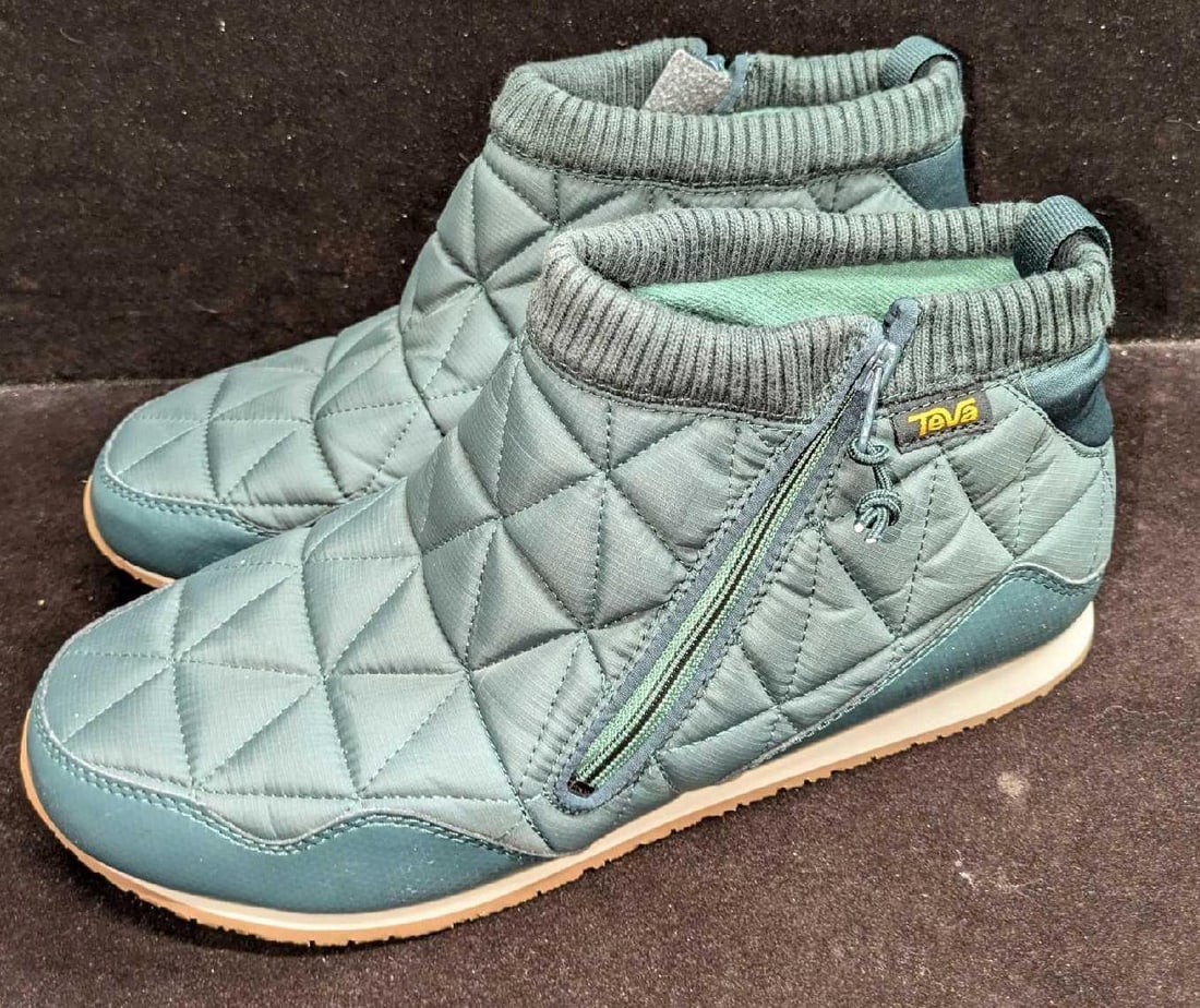 Teva Mens Size 12 Mid Quilted Boots: Teva Mens Size 12 Mid Quilted Boots. Water-resistant treated nylon upper for easy-clean and fast-dry. Lateral zip allows for easy on/off. A responsive PU sockliner/footbed cushions your foot and