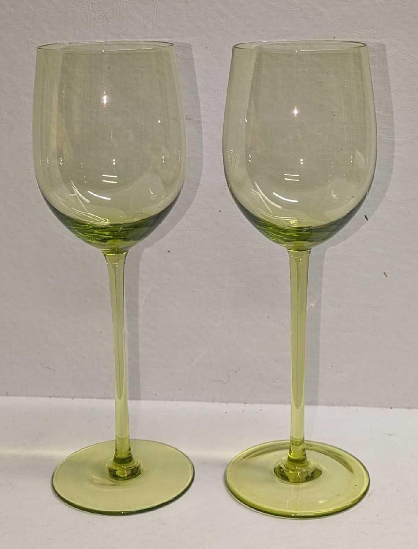 2 Vintage 8" Green Glass Wine Glasses A (1 of 8)