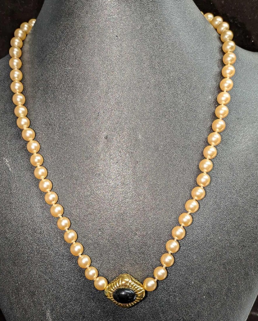 Vintage JSS Faux Pearl Necklace With Gold Tone Pendant: Vintage JSS Faux Pearl Necklace With Gold Tone Pendant. This is approx 21". Pendant held closed by a magnet. It comes in a bag that is approx 3" x 1" x 4 3/4" and it weighs 0.12lb. 