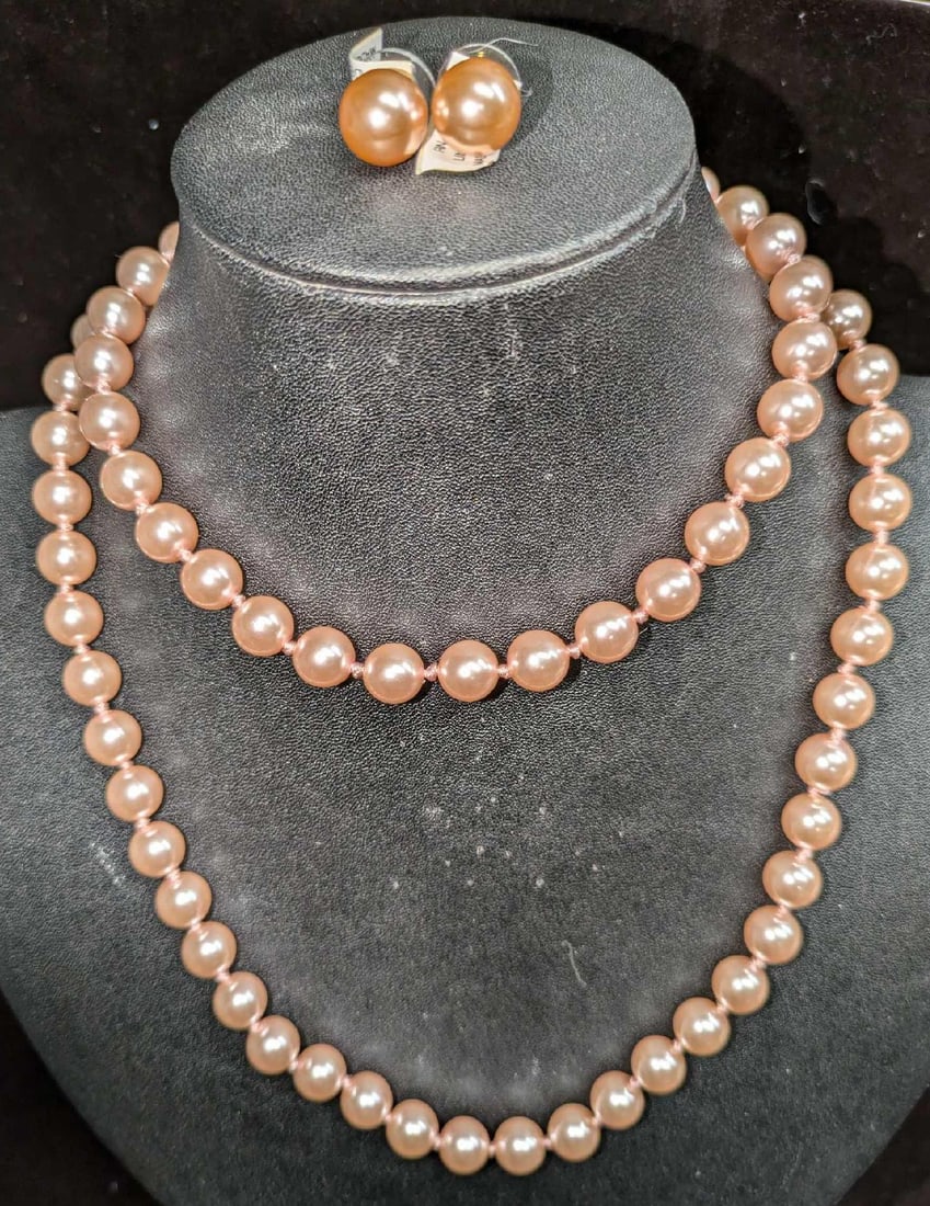 Vintage Faux Pearl Necklace And Earrings E12: Vintage Faux Pearl Necklace And Earrings E12. The necklace is approx 38" and the earrings are approx 3/8" x 3/4" x 3/8". Both come in a bag that is approx 3" x 1" x 3 1/2"