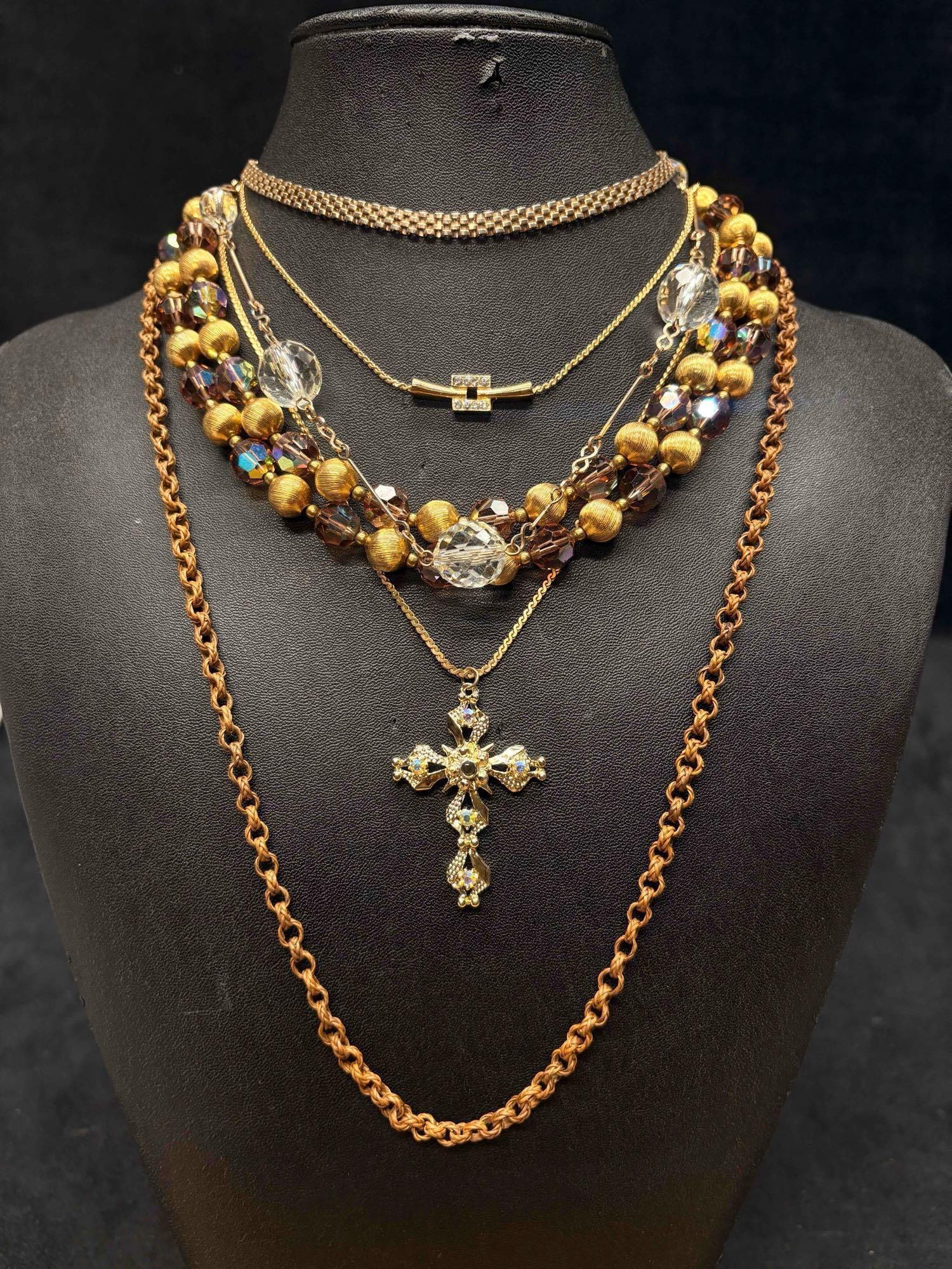 6pc Gold Earthy Necklace Set: This lot consists of 6 pre-owned costume jewelry necklaces with typical wear from use. Please review images for context of the lots visual conditions. APPROX. WEIGHT: 5 OZ