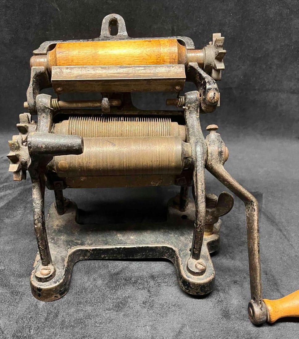 Antique Cast Iron Crank Pasta Roller Machine (1 of 11)