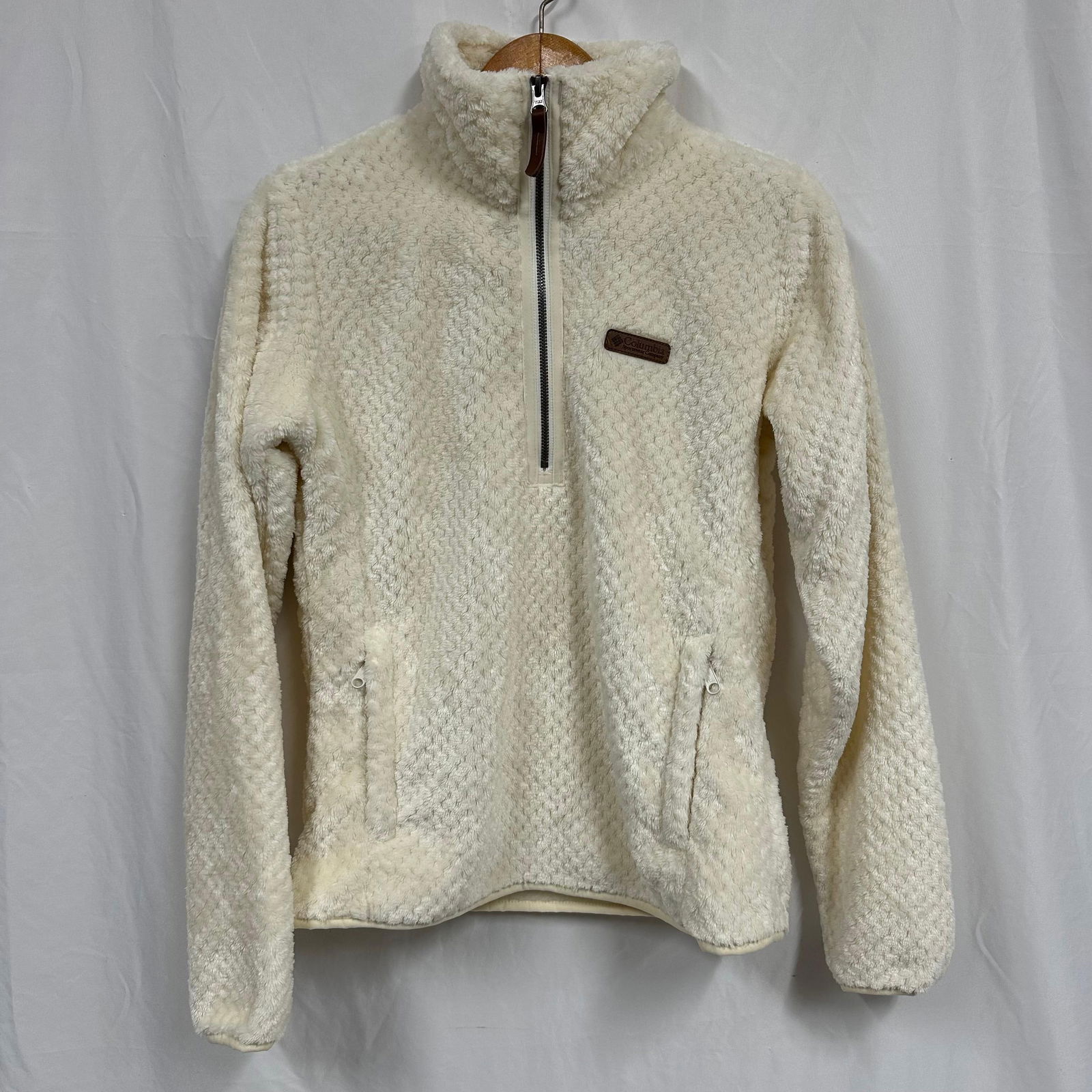 Columbia Women Cream Sherpa Fleece Pullover Jacket Half Zip Size Small: Women’s Columbia sherpa fleece pullover in a cream/off-white color. Soft, textured fleece throughout with a half-zip front and stand collar. Features two zippered hand pockets and a leather Columbia