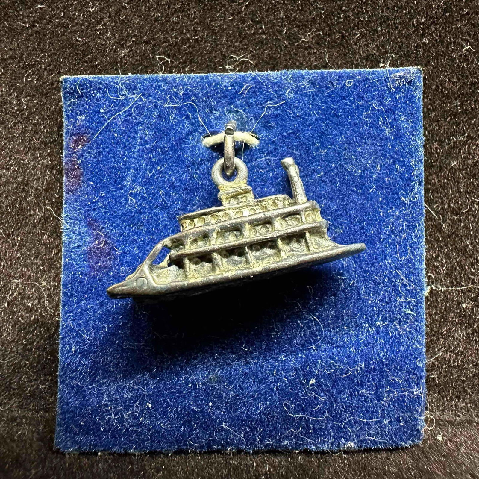 Sterling Silver New Orleans River Boat Pendant J2: This item is in good pre-owned, previously used/displayed condition with noticeable light wear, and surface scratches. Please reference all photos for full details. This piece of jewelry has been test