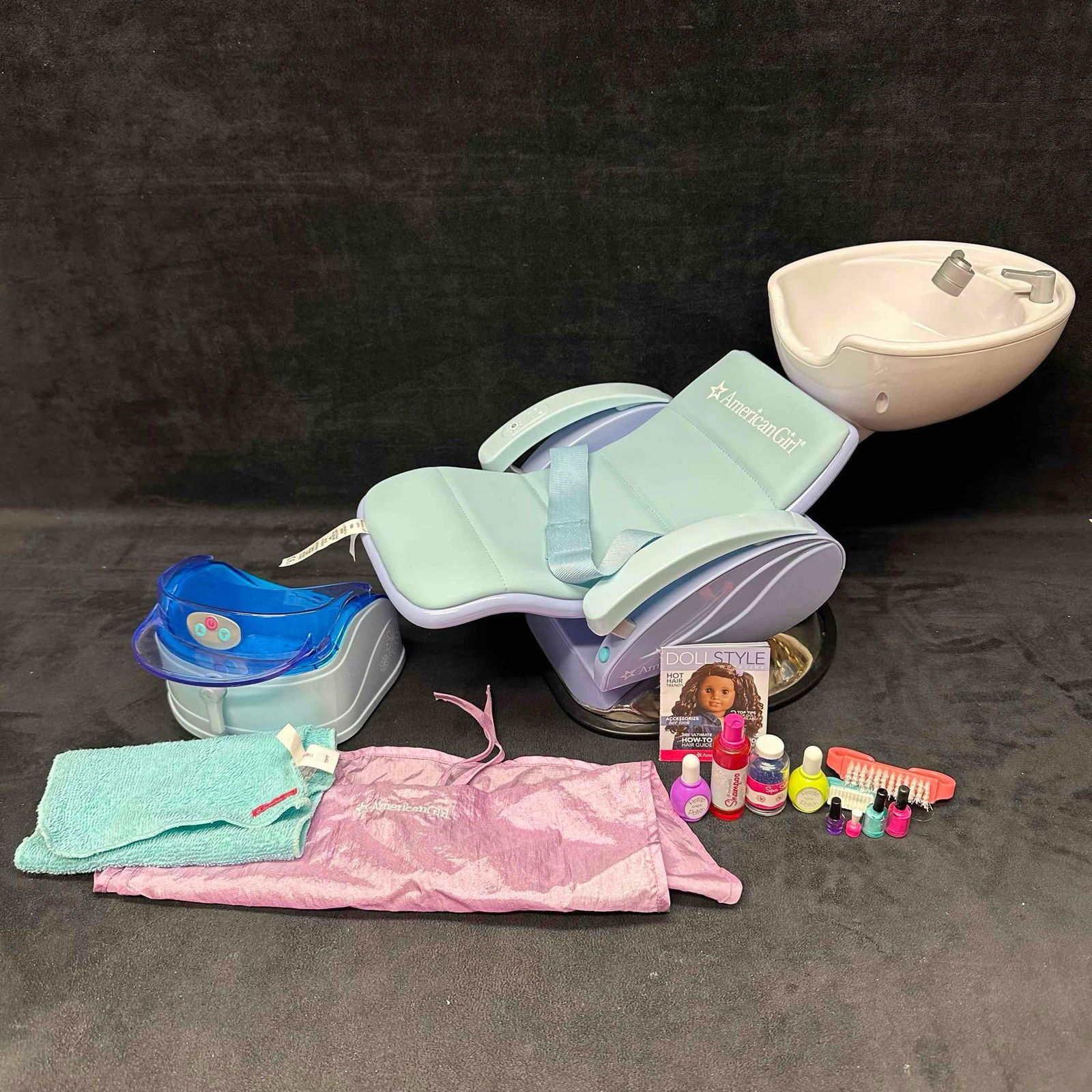 American Girl Doll Salon Chair and Spa Set with Accessories: American Girl salon chair and spa set for 18" dolls. Includes reclining salon chair with attached shampoo sink, foot spa with blue cover, towel, storage bag, comb/brush, doll style booklet, and