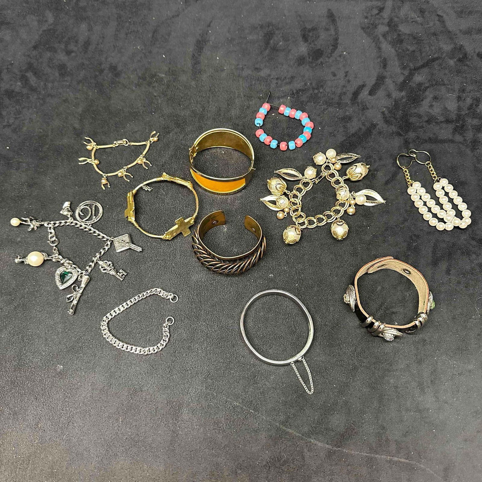 Mixed Costume Jewelry Bracelets and Bangles Lot J15 (1 of 8)