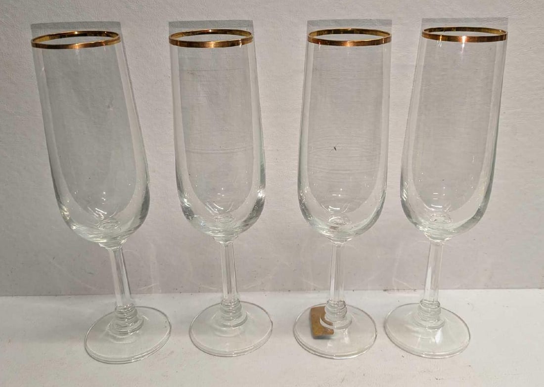4 German Crystal Clear Industries Wine Glasses B: 4 German Crystal Clear Industries Wine Glasses B. Each is approx 3 1/2" x 3 1/2" x7 5/8" and the total weight is 1.30lb. The wine glasses do not have any chips or cracks. Only one of the glasses have