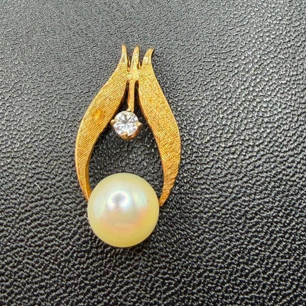 14k Gold Pearl & CZ Hanging Pendant: This piece of jewelry has been tested and researched prior to listing. Please view all our pictures they are part of our description. DETAILS: Metal - 14k GoldColor - Yellow GoldStones -