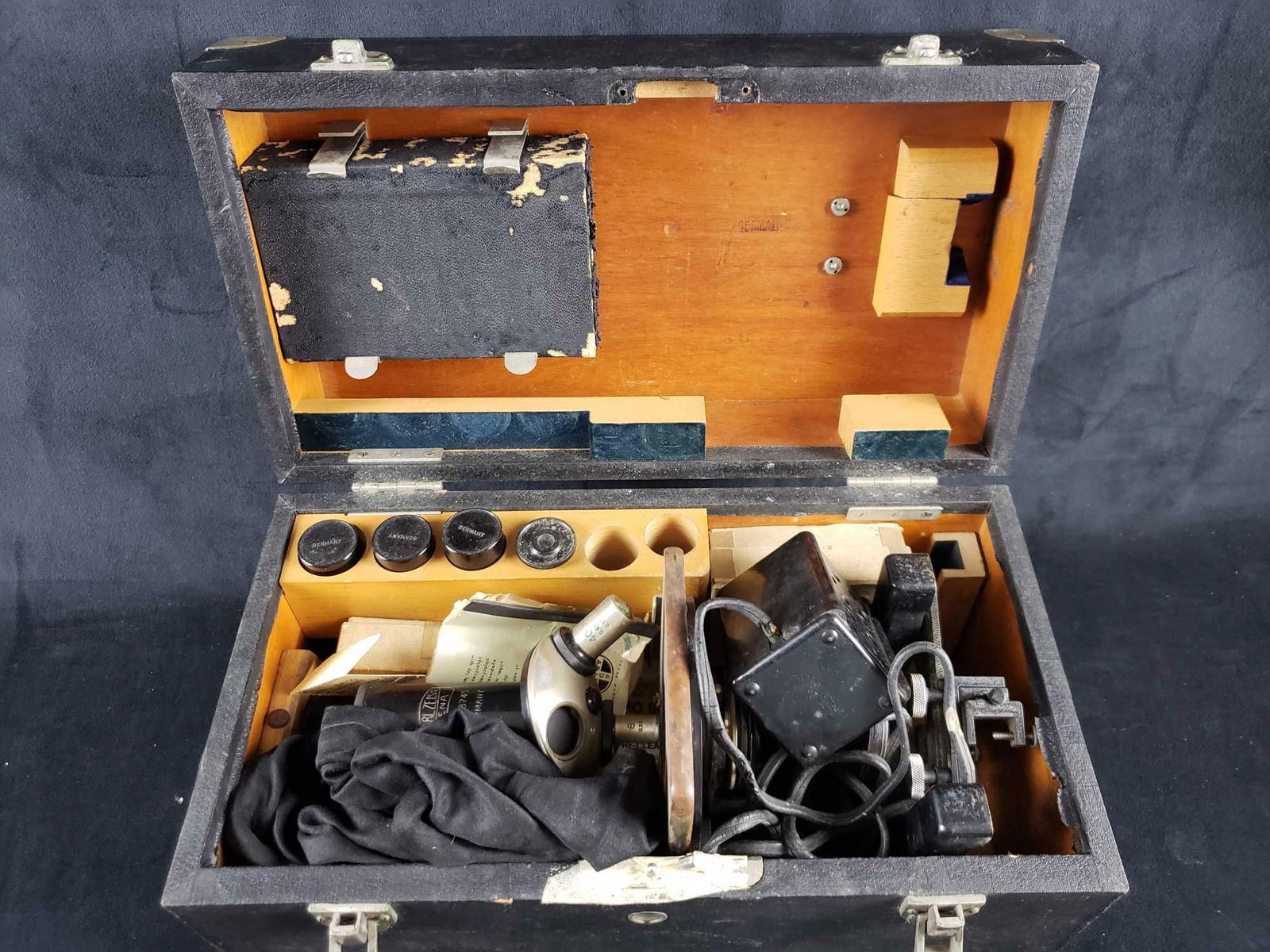 Vintage Carl Zeiss Microscope Box and Contents (1 of 9)