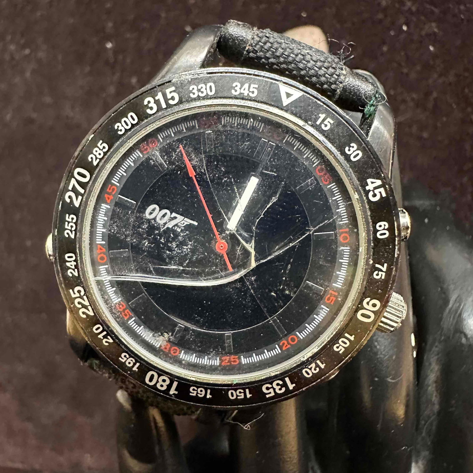 Fossil 007 James Bond Limited Edition Watch LI-1679 #0390/1000 Needs Repair: Fossil James Bond 007 Deluxe Limited Edition Watch, model LI-1679, individually numbered 0390 of 1000 made. Officially licensed 007 product from 1998. Black dial with 007 logo, rotating bezel, stainle