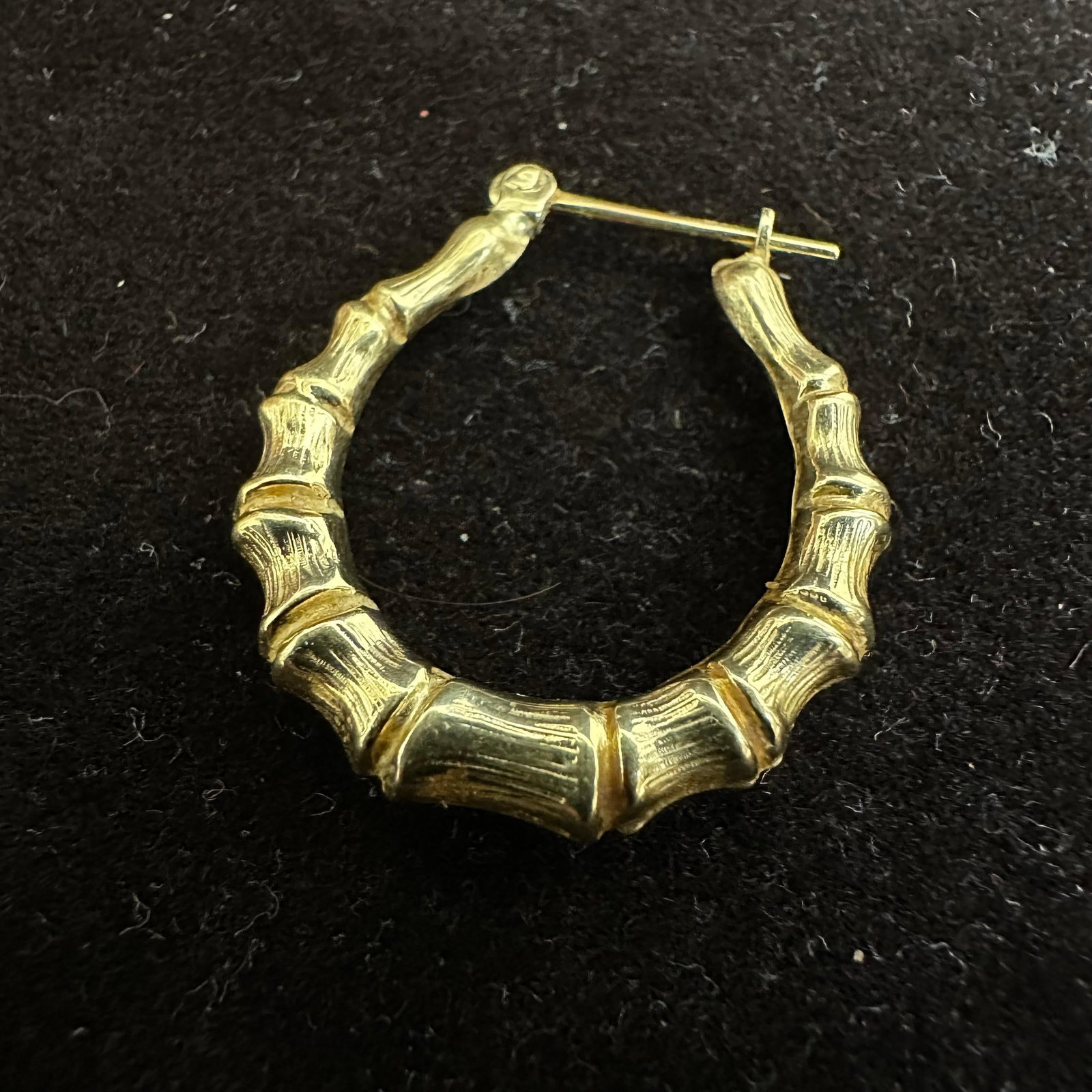 14K Gold Ribbed Hoop Single Earring T82 (1 of 5)