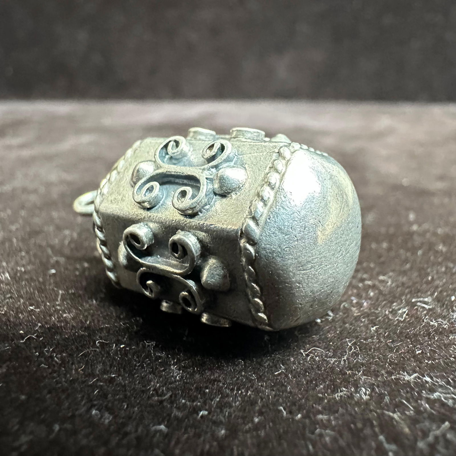 Silver Charm Scrollwork Art Deco Design T89 - 5