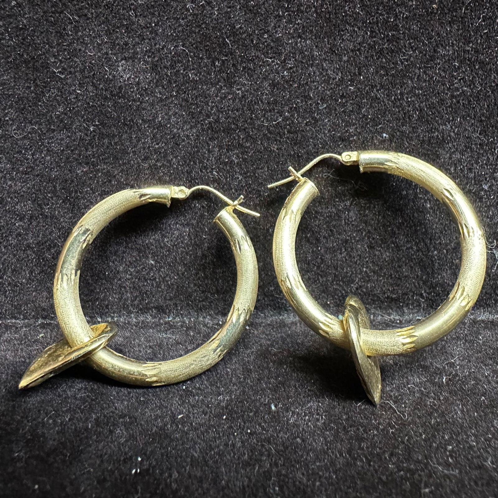 14K Yellow Gold Textured Hoop Earrings with Heart Dangle Accent: This item is in good pre-owned, previously used/displayed condition with noticeable light wear and surface scratches. Please reference all photos for full details. This piece of jewelry has been