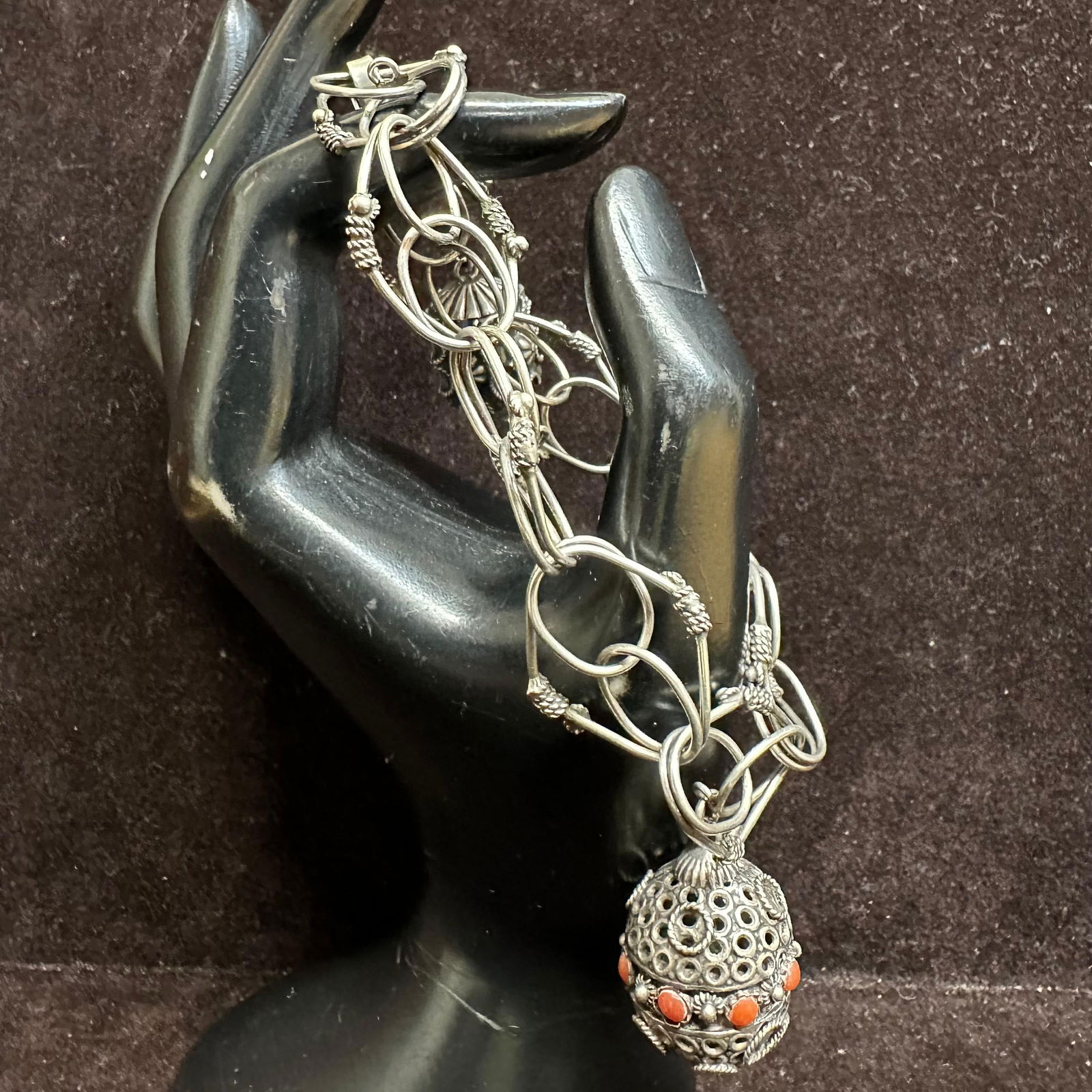 Wire Chain Silverwork 800 Silver Spiny Oyster Shell Bracelet R23: This item is in good pre-owned, previously used/displayed condition with noticeable light wear and surface scratches. Please reference all photos for full details. This piece of jewelry has been teste