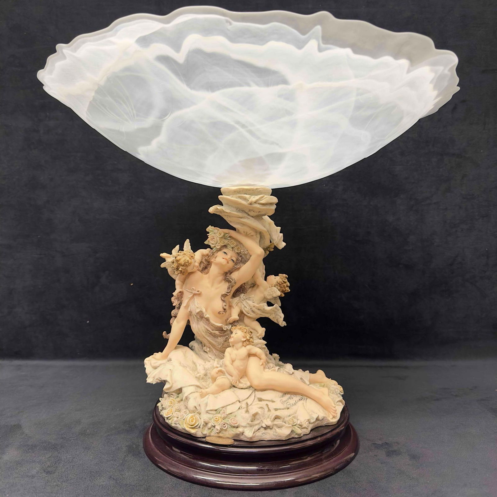 Giuseppe Armani Girl with Cherubs Woman Angels Center Piece #1225C Italy Figurine R120: Giuseppe Armani Girl with Cherubs Woman Angels Center Piece #1225C Italy Figurine R120. Includes the original box. This Armani figurine is a large-sized porcelain piece from the Art Nouveau style. It