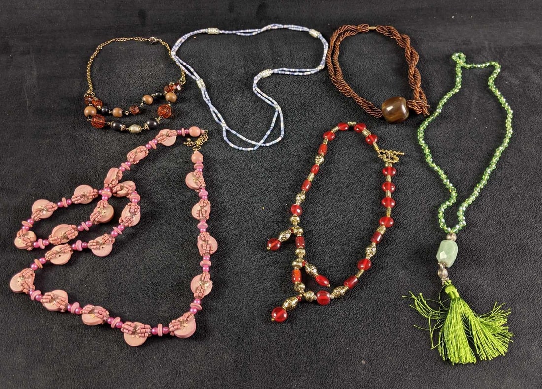 Six Beaded Necklaces Assorted Fashion Necklaces: Six Beaded Necklaces Assorted Fashion Necklaces These necklaces are all beaded fashion necklaces they are in good condition and go on over your head. There are six long necklaces. Weight together