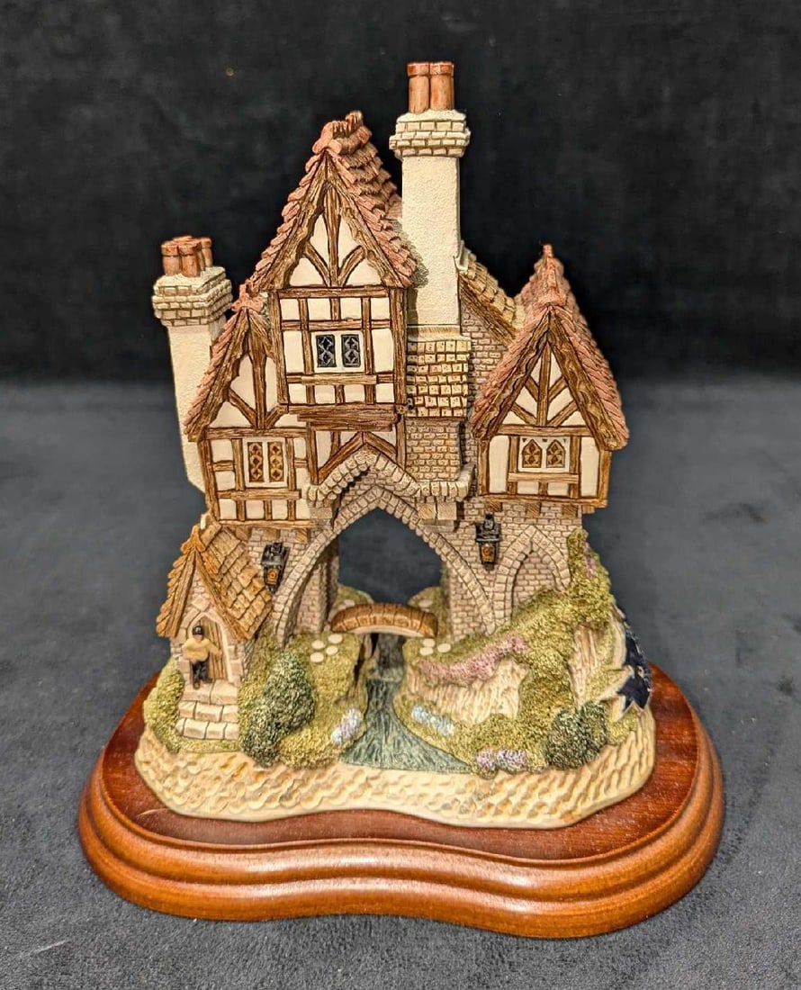 David Winter 20th Anniversary Bridgewater Cottage: David Winter 20th Anniversary Bridgewater Cottage. This is approx 7 1/2" x 5" x 8". This comes in the original box that is approx 12 3/8" x 9 1/2" and it weighs 4.40lbs. The box has some shelf wear an