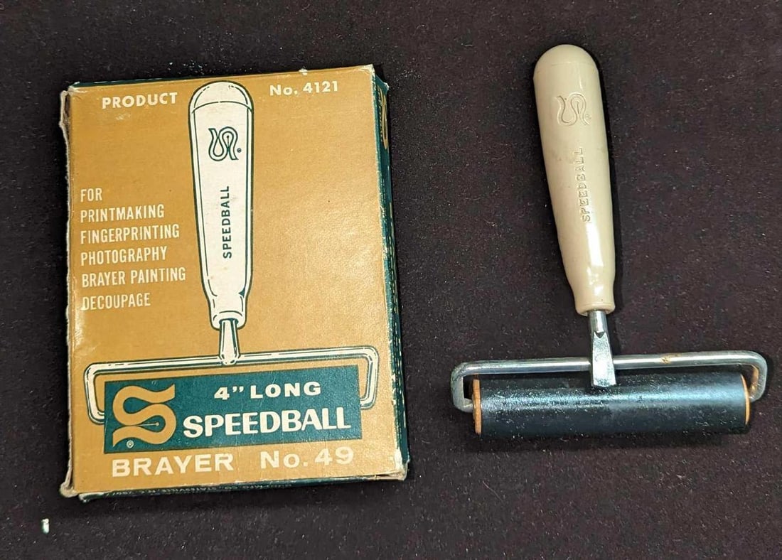 Vintage Speedball Brayer 4" Long No. 49: Vintage Speedball Brayer 4" Long No. 49. It comes in its original box that is approx 5" x 6" x 1 1/4" and it weighs 0.29lb. The box has some shelf wear and the roller has some ink residue. Please see