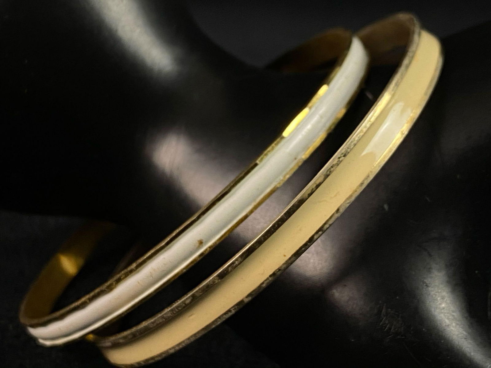 Vintage Gold Plated Cream White Enamel Bangle Bracelets: Vintage Gold Plated Cream White Enamel Bangle Bracelets All our vintage items are tested and researched prior to listing. Please view all our pictures they are part of our description . Good luck Hap