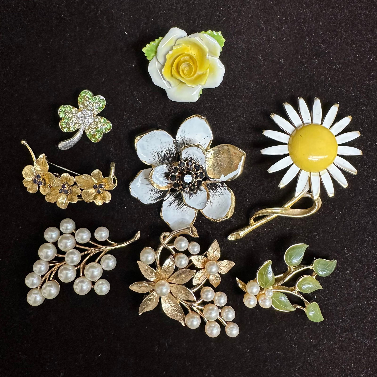 Assorted Floral Costume Jewelry Brooches Enamel Faux Pearl and Rhinestone Lot R82 (1 of 7)