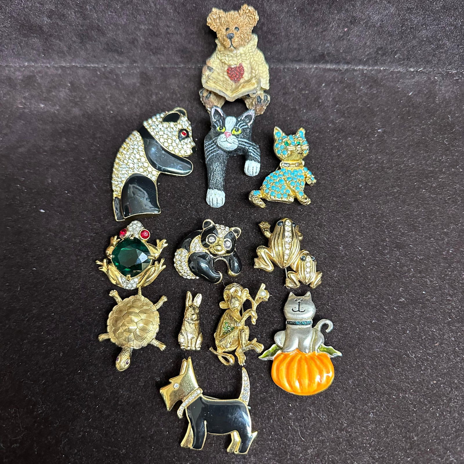 Group of Animal Themed Costume Jewelry Brooches and Pins R81: Mixed lot of animal-themed costume jewelry brooches and pins featuring a variety of designs and materials. Includes dogs, cats, bears, pandas, frogs, turtles, rabbits, monkeys, and novelty animal