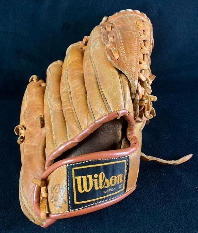 Ron Santo Wilson RHT Catchers Mitt (1 of 7)