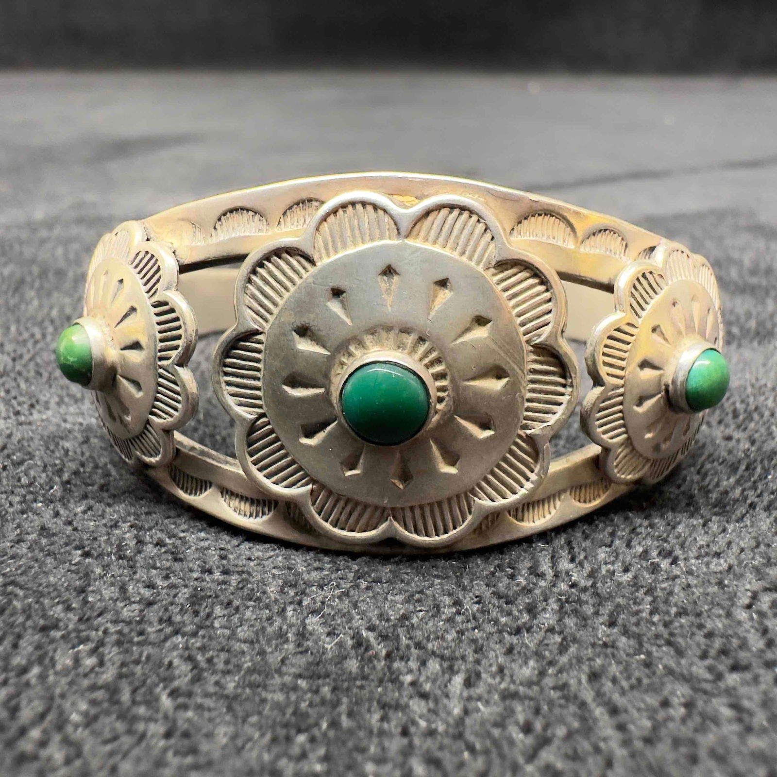 Sterling Silver Green Agate Cuff Bracelet Maisels Albuquerque Native American Style Floral Accents: This item is in good pre-owned, previously used/displayed condition with noticeable light wear, and surface scratches. Please reference all photos for full details. This piece of jewelry has been