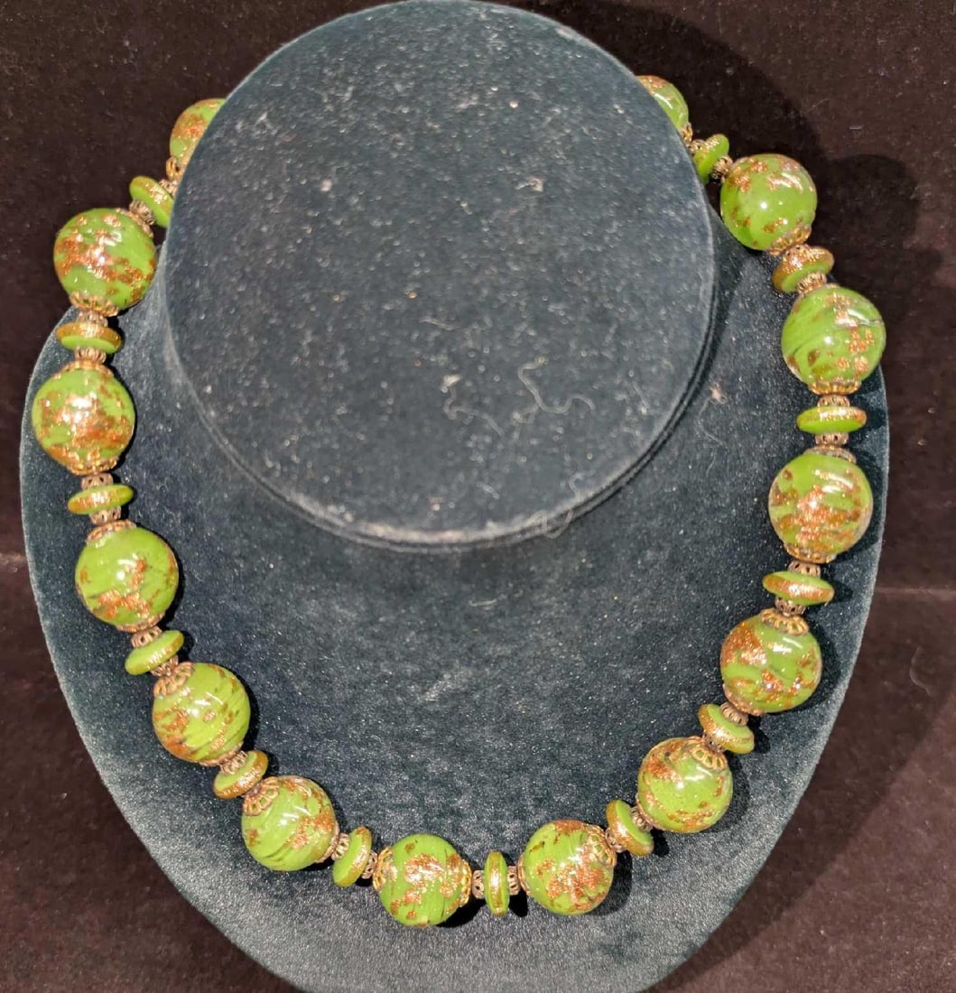 Vintage Italian Murano Green And Gold Art Glass Bead Necklace EE: Vintage Italian Murano Green And Gold Art Glass Bead Necklace EE. Glass beads with hand painted designs. Is approx 16 " and it weighs 0.22lb.